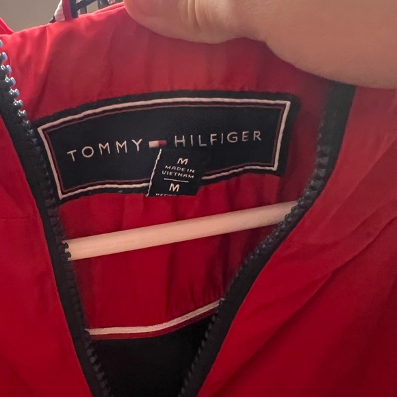 Tommy Hilfiger coat/jacketet it’s more like a wind breaker so cute. - Picture 2 of 4